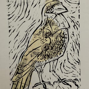 K&ouml;nnte beinhalten: Ein Linoldruck in schwarzer Tinte zeigt einen Vogel auf cremefarbenem Hintergrund mit eingearbeiteten Elementen aus alten Notenbl&auml;ttern. Der Vogel ist mit kr&auml;ftigen schwarzen Linien dargestellt, die Notenbl&auml;tter enthalten Text wie Piano, Rehearsal und Moderato.