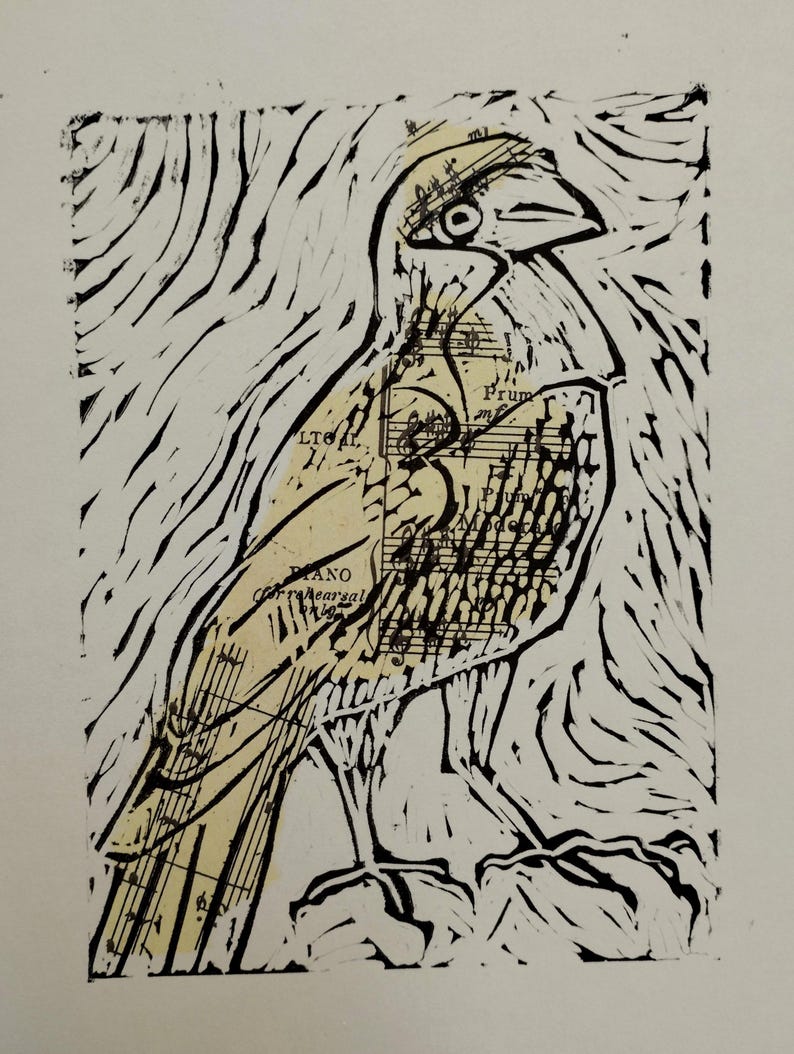 K&ouml;nnte beinhalten: Ein Linoldruck in schwarzer Tinte zeigt einen Vogel auf cremefarbenem Hintergrund mit eingearbeiteten Elementen aus alten Notenbl&auml;ttern. Der Vogel ist mit kr&auml;ftigen schwarzen Linien dargestellt, die Notenbl&auml;tter enthalten Text wie Piano, Rehearsal und Moderato.