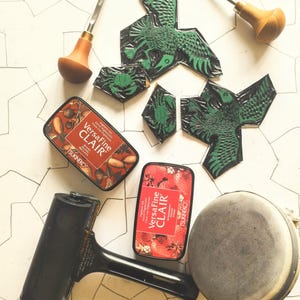 Squabbling Seagulls and Crabs | limited edition hand pulled A4 black, red and white linocut print immagine 3