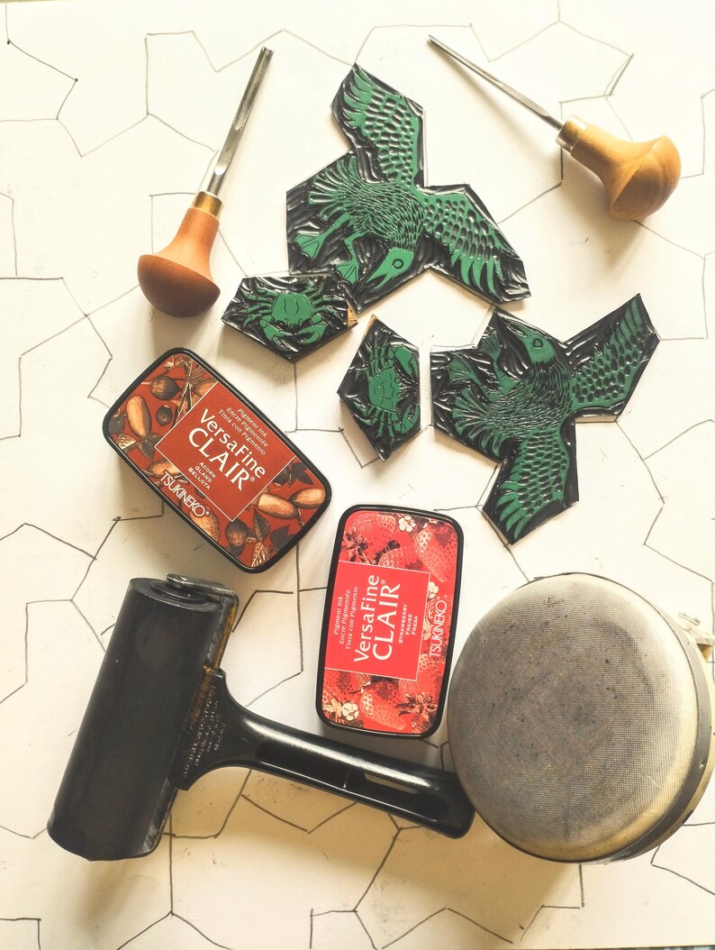 Squabbling Seagulls and Crabs | limited edition hand pulled A4 black, red and white linocut print immagine 3