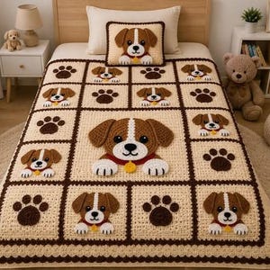 Può includere: Una coperta all'uncinetto color crema e marrone con un motivo a griglia di facce di cuccioli e impronte di zampe, con un grande motivo centrale a forma di cucciolo. Un cuscino quadrato abbinato completa il set fatto a mano.