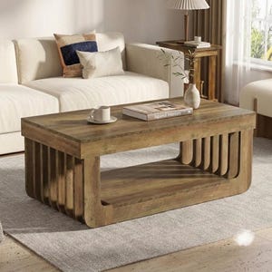 Peut inclure: Une table basse rectangulaire en bois avec une finition grain de bois brun moyen, dotée d'un plateau solide et d'une étagère inférieure soutenue par des lattes verticales aux deux extrémités, posée sur un tapis gris dans un salon.