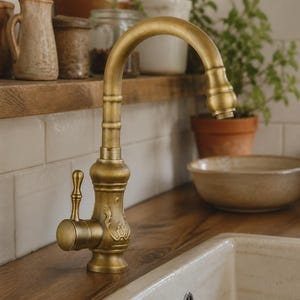 Rubinetto da cucina in ottone anticato, montaggio su piano, monocomando girevole, finitura spazzolata.