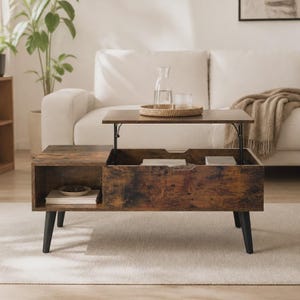 Peut inclure: Une table basse rectangulaire avec une finition en grain de bois brun foncé et quatre pieds noirs fuselés. La table dispose d'un mécanisme de plateau relevable qui élève une section de la surface, révélant un compartiment de rangement interne.