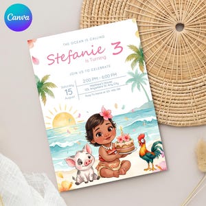 Puede incluir: Una tarjeta de invitación de cumpleaños rectangular con una escena de playa en acuarela que muestra a un niño, un lechón y un gallo. El texto dice: The Ocean Is Calling, Stefanie 3 Is Turning, Join Us To Celebrate, Saturday 15 August, 2:00 PM - 6:00 PM.