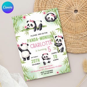 Pode incluir: Um cartão de convite de aniversário retangular com ilustrações em aquarela de pandas com laços cor-de-rosa, caules de bambu verdes e flores cor-de-rosa. O texto diz: PLEASE JOIN US FOR PANDA-MONIUM CHARLOTTE is turning 5 SATURDAY 20TH NOVEMBER.