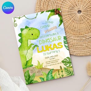 Pode incluir: Um cartão de convite retangular com uma ilustração em aquarela de um dinossauro verde, folhagem de selva e o texto STOMP CHOMP ROARRR!!! Lets party like a DINOSAUR LUKAS IS turning 5 Sept 24th 2025 10:00am 869 main house lerum hotels manchester.