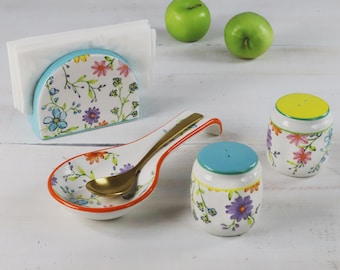 Conjunto de acessórios de mesa Charlotte - Descanso de colher, porta-guardanapos, saleiro e pimenteiro