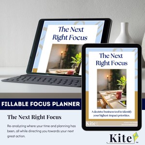Puede incluir: Un planificador de enfoque digital rellenable titulado The Next Right Focus que se muestra en una tableta y un teléfono inteligente. La pantalla muestra una fotografía de un escritorio con una taza roja y una planta. El texto dice A decisive business tool to identify your highest-impact priorities.