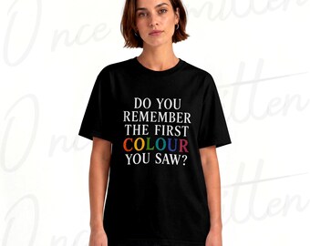 Pode incluir: Uma t-shirt preta de manga curta com o texto branco DO YOU REMEMBER THE FIRST COLOUR YOU SAW? no peito, onde a palavra COLOUR está impressa em letras multicoloridas incluindo vermelho, amarelo, azul, verde e roxo.