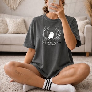 Midnight Stroll Ghost T-Shirt, Dark Cottagecore Halloween Tee afbeelding 4