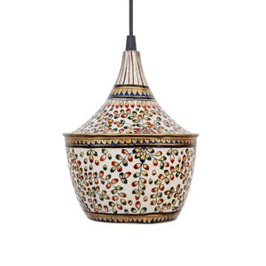 Könnte beinhalten: Eine glockenförmige Pendelleuchte mit cremefarbener Basis und handgemalten floralen Rankenmustern in Rot, Grün und Blau. Das Design umfasst goldfarbene Akzente und feine vertikale Linien im oberen Bereich, aufgehängt an einem schwarzen Kabel.