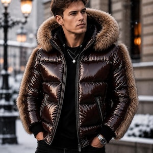 Pode incluir: Um casaco acolchoado castanho-escuro brilhante com capuz e uma borda espessa de pelo sintético castanho, mangas compridas com bordas de pelo, fecho de correr frontal e dois bolsos laterais com fecho, usado sobre uma camisa preta.
