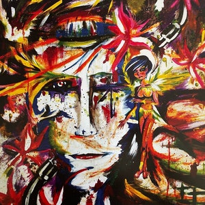 Puede incluir: Pintura abstracta que presenta un rostro con una expresión serena, rodeado de vibrantes salpicaduras de rojo, amarillo y azul. Una pequeña figura con alas se representa en el lado derecho. La obra de arte tiene una cualidad onírica, con una mezcla de pinceladas audaces y suaves.