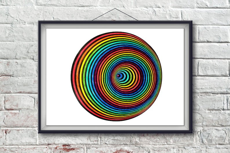 K&ouml;nnte beinhalten: Ein gerahmter Druck eines bunten, regenbogenfarbenen, konzentrischen Kreismusters. Die Kreise sind schwarz umrandet und erzeugen einen hypnotischen, optischen Illusionseffekt.