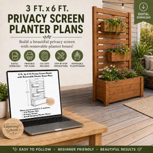 Op de afbeelding: Een digitale download voor 3 ft. x 6 ft. privacy scherm plantenbak plannen. De afbeelding toont een laptop met een technische tekening van een houten privacyscherm met drie plantenbakken, naast de afgewerkte houten structuur.