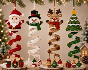 Puede incluir: Cuatro adornos colgantes de ganchillo que representan a Santa Claus, un muñeco de nieve, un reno y un árbol de Navidad. Cada figura está unida a una larga cola de ganchillo en espiral decorada con pequeños dijes como calcetines, coronas, regalos y campanas.
