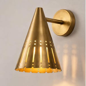 Aplique de pared cónico de latón perforado, lámpara moderna dorada, patrón de luz artístico, iluminación para tocador de dormitorio