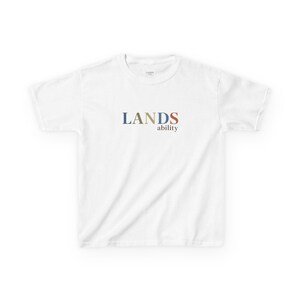 Différent. Pas inférieur. T-shirt enfant | Logo LANDS, message inclusif