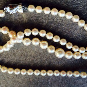 Necklace graduated akoya pearls, 18ct gold clasp with diamonds image 2