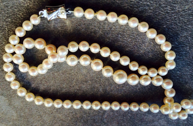 Necklace graduated akoya pearls, 18ct gold clasp with diamonds image 2