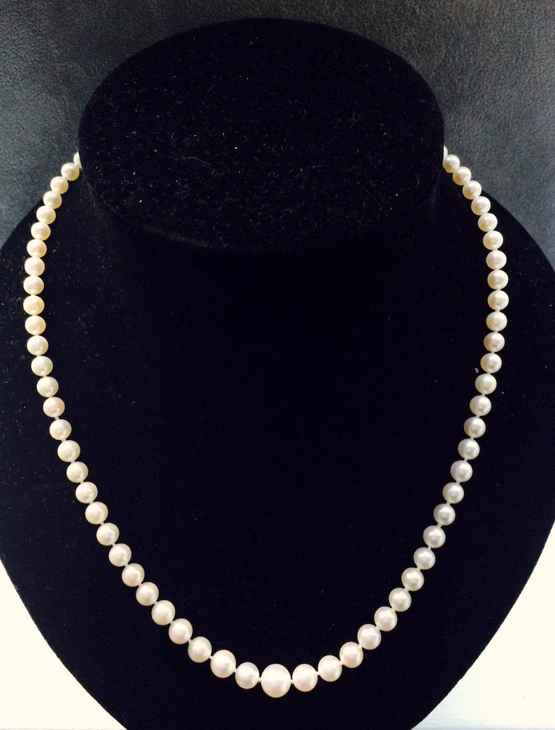 Necklace graduated akoya pearls, 18ct gold clasp with diamonds image 4