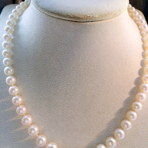 Necklace graduated akoya pearls, 18ct gold clasp with diamonds image 1