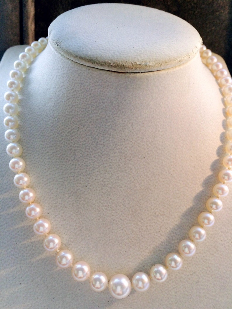 Necklace graduated akoya pearls, 18ct gold clasp with diamonds image 1