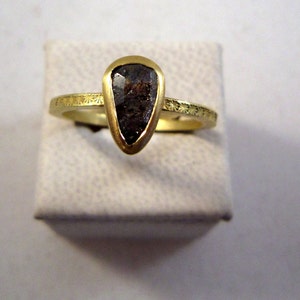 Grey pear shaped diamond 18ct gold ring image 1