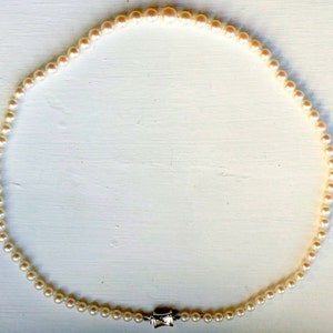 Necklace graduated akoya pearls, 18ct gold clasp with diamonds image 3