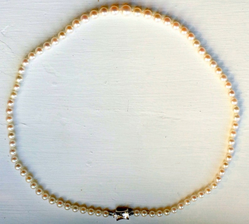 Necklace graduated akoya pearls, 18ct gold clasp with diamonds image 3