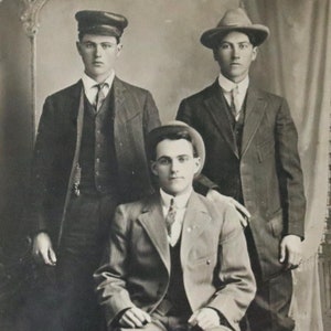 3 Brothers One with Cap Badge Echtfoto Postkarte RPPC