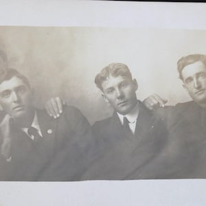 3 homens jovens bonitos e bem vestidos, foto real, cartão postal ocupacional RPPC