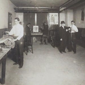 Mens Tailor Shop Anfang der 1900er Jahre Vintage gefunden Karte montiert Fotografie