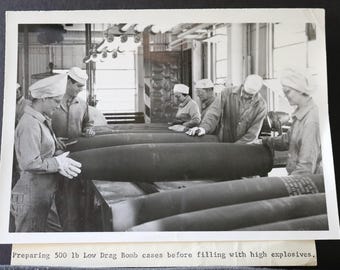 Foto d'epoca dell'impianto di assemblaggio di bombe e munizioni dell'esercito americano, McAlester, OK