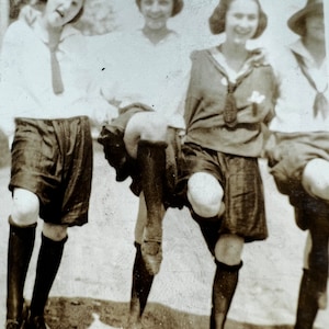 Chorus Line Mädchen in Uniformen Gerollte Strümpfe Antik Foto