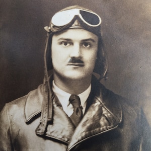 Barnstormer Stunt Pilot Antik echt Photo Postkarte RPPC 1930er Jahre Aviator Brille Happy Landings