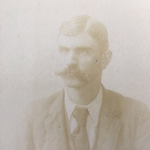 Cartão De Armário Bigode Victorian Hottie morto montando um cavalo Foto Vintage