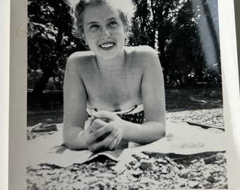 Lois na plaży Rockford Beach Swimsuit Cheesecake znaleziony 3,5” zdjęcie 1953