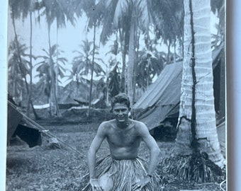 Paard Bruin in Gras rok Vintage Gevonden Jungle Palmen Tenten Foto WW2