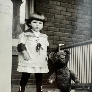 かわいい女の子とテディベアのアンティーク リアルフォトポストカード RPPC 玄関ポーチの階段
