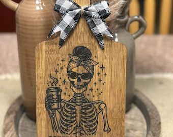 Gegraveerde snijplank Coffee Till Death / Gotisch keukendecor / Coffee Lover Gift / Rustiek boerderijdecor