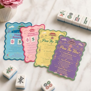 Könnte beinhalten: Vier Spielanleitungskarten mit gewelltem Rand für ein Mahjong-Spiel in Blau, Pink, Gelb und Lila, mit Texten wie Things to Remember und Pass The Tiles, begleitet von mehreren weißen, rechteckigen Mahjong-Spielsteinen mit Symbolen.