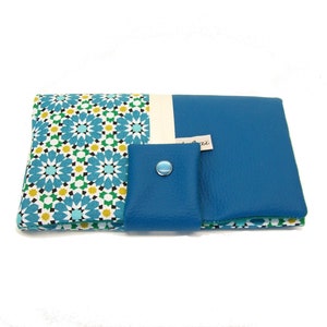 portefeuille bleu turquoise a motifs mosaiques , pochette tout en un , compagnon de sac en simili cuir et tissu style marocain zelliges image 3