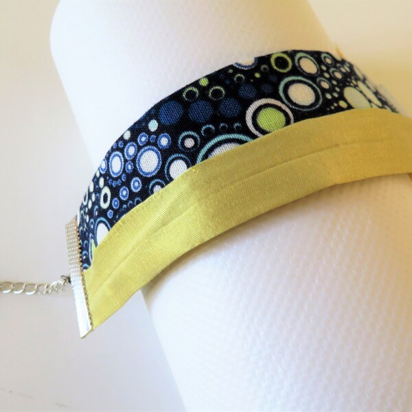bracelet en tissu bleu bulles et soie naturelle , bijoux textile upcycling , ethnique, graphique