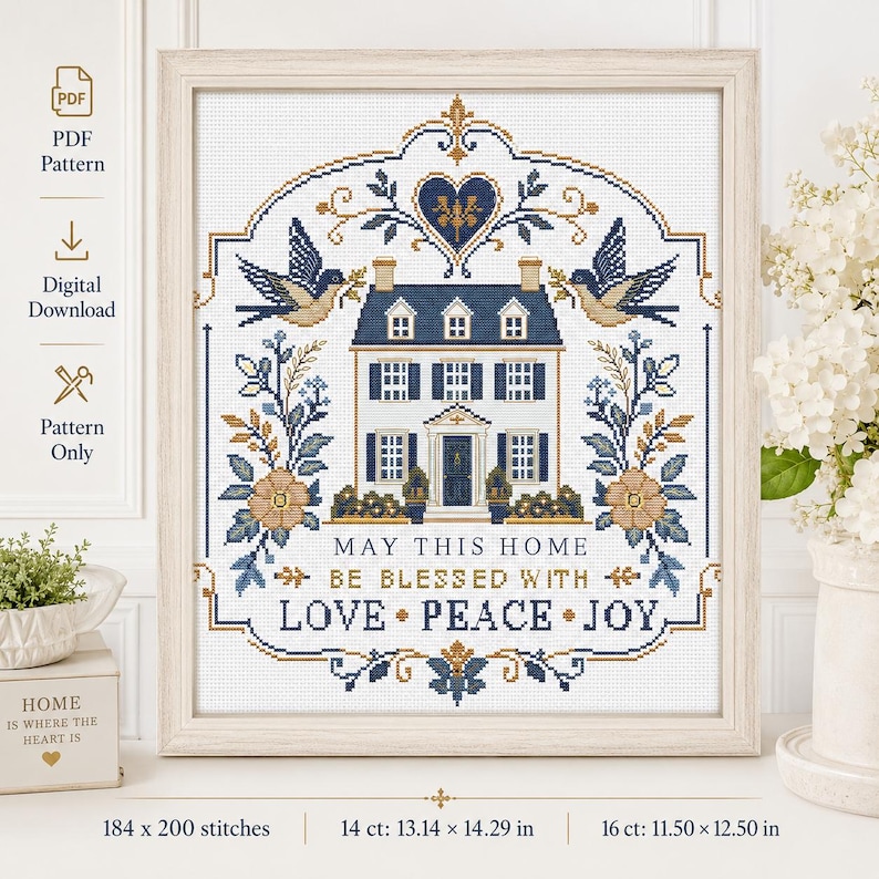 Puede incluir: Un patr&oacute;n de punto de cruz con una casa, p&aacute;jaros y motivos florales en azul marino, oro y blanco. El texto dice: MAY THIS HOME BE BLESSED WITH LOVE PEACE JOY. Dimensiones: 33,38 x 36,30 cm en 14 ct o 29,21 x 31,75 cm en 16 ct.