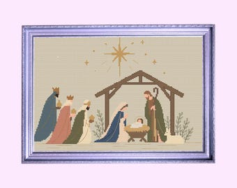 Puede incluir: Un bordado en punto de cruz enmarcado que representa una escena de natividad con tres figuras portando regalos, un establo, un pesebre con un niño y una gran estrella, todo en tonos tierra dentro de un marco plateado.
