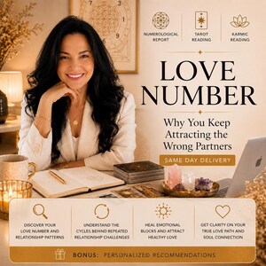 Puede incluir: Un gráfico promocional para un servicio de Love Number con texto sobre patrones de relación, tarot y lecturas kármicas. Incluye iconos para informes numerológicos, una bandeja dorada con cristales, un cuaderno y un portátil en un escritorio.