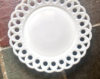 Plato de vidrio opalino con diseño de pergamino y ojo