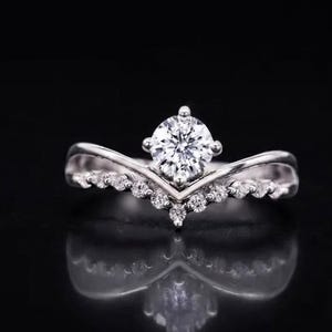 Verlovingsring van sterling zilver met moissanite in chevronpatroon, vintage solitaire ring met V-vormige diamant.
